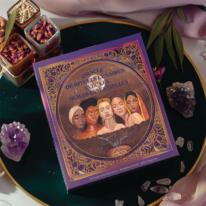 Boîte de l’oracle « Oracle de rituels lunaires avec les huiles essentielles » illustrée par Julie Vigneron, entourée de cristaux, tissus satinés et fleurs séchées