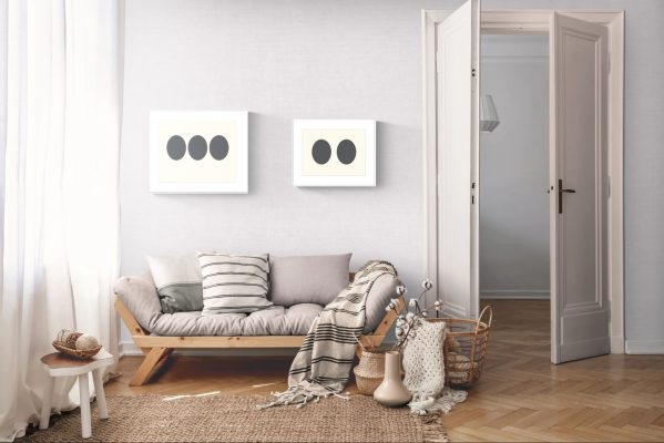 photo d'un salon avec 2 tableaux accrochés au mur pour en évaluer la taille